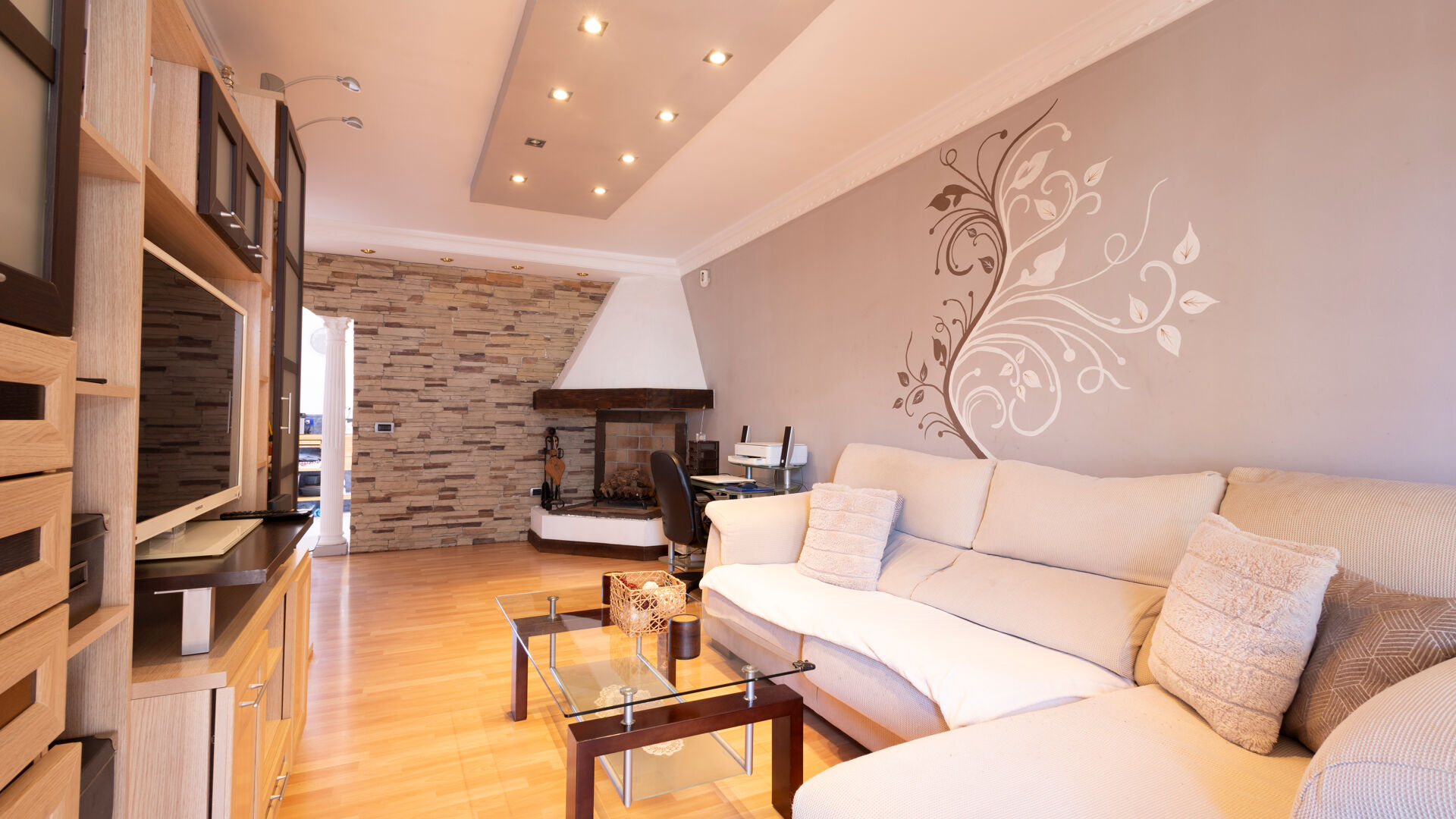 Vivienda unifamiliar adosada de 3 habitaciones, 3 baños, terraza, patio interior, garaje privado y cerrado, y vistas al mar y a la montaña.