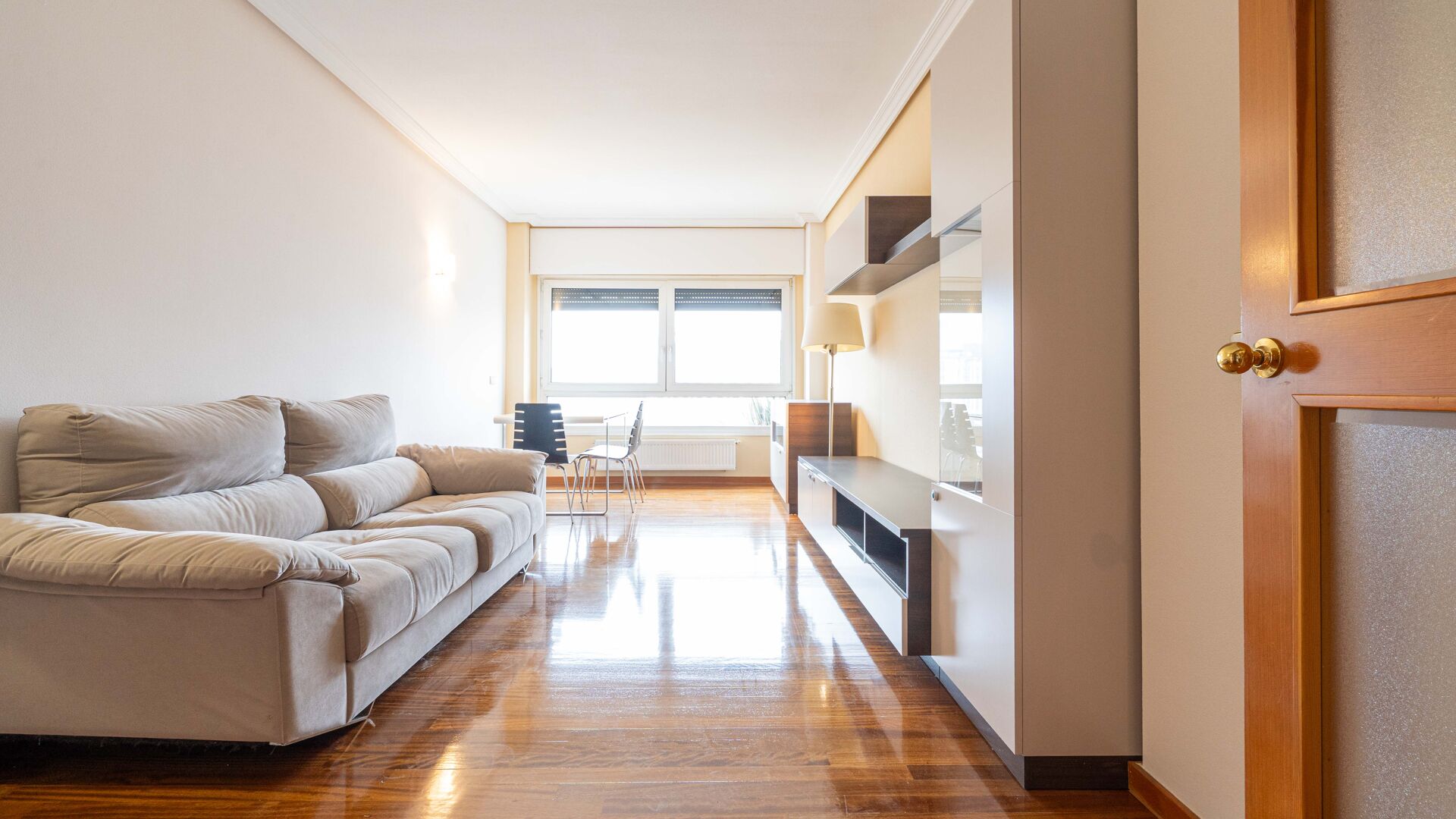 Se alquila bonito piso con buena ubicación