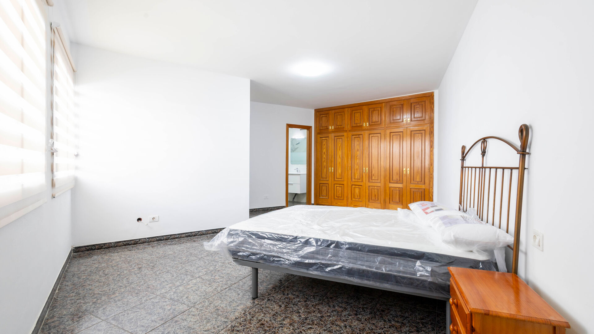 Se alquila espacioso piso en el Sobradillo