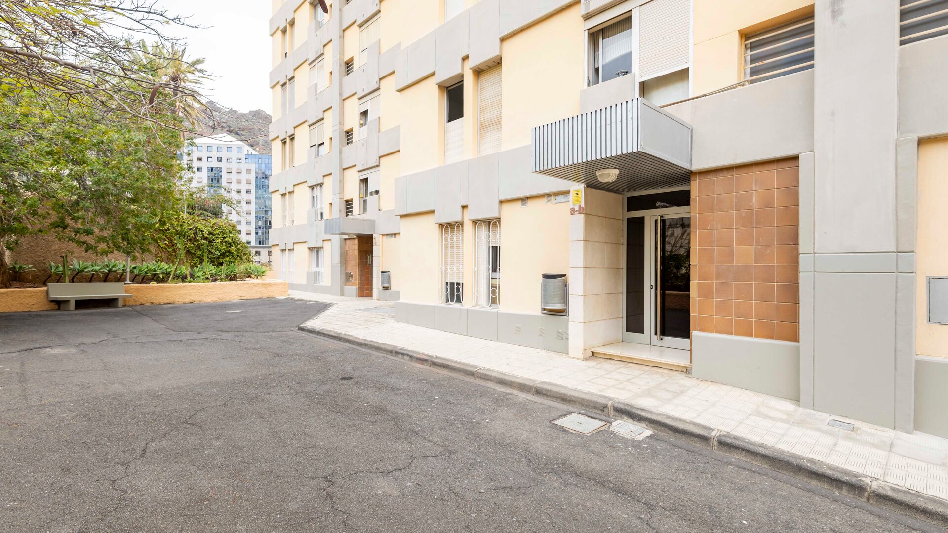 Descubra su Refugio Perfecto: Amplio Piso Familiar con Vistas Espectaculares en Anaga
