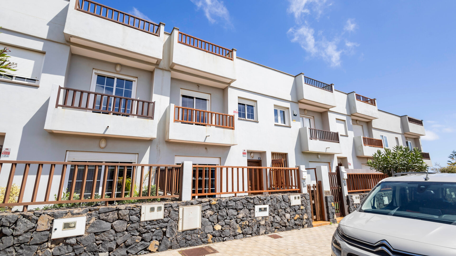 Descubre Tu Refugio Familiar: Espacioso Chalet Adosado en San Cristóbal de La Laguna
