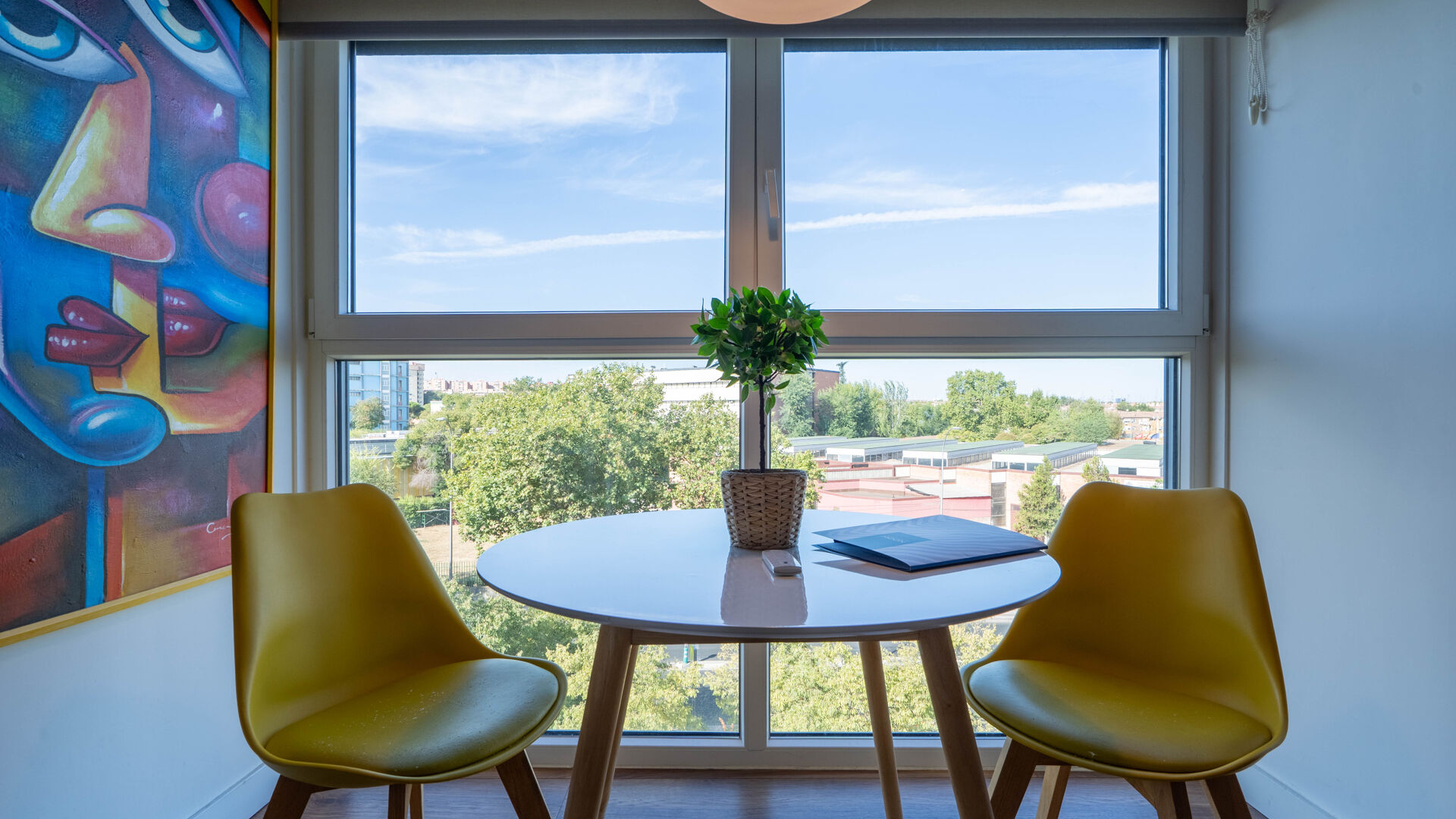 Dúplex reformado en urbanización moderna con piscina, gimnasio y conserje – San Blas, Madrid