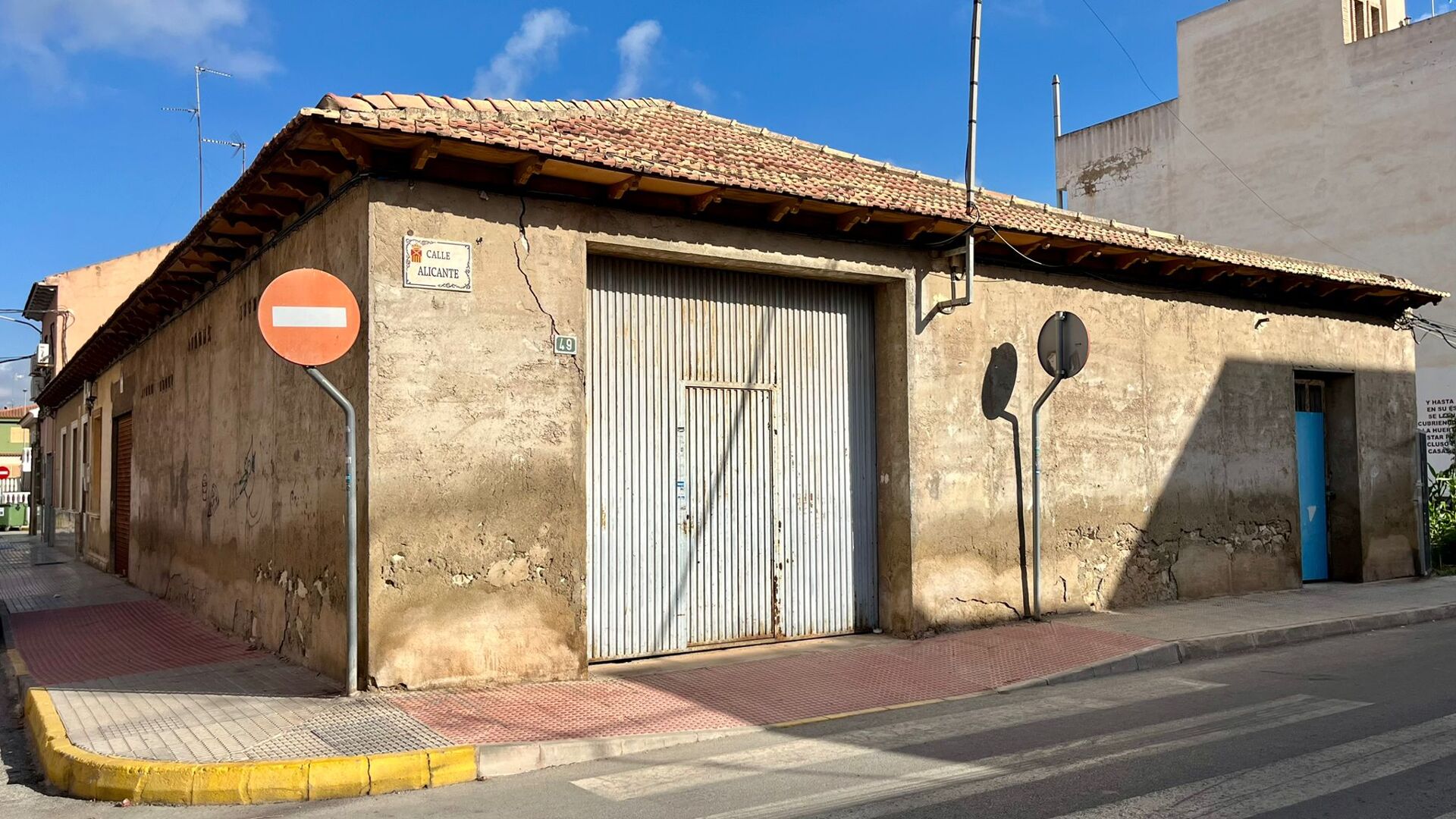 Parcela Esquinera con Almacén