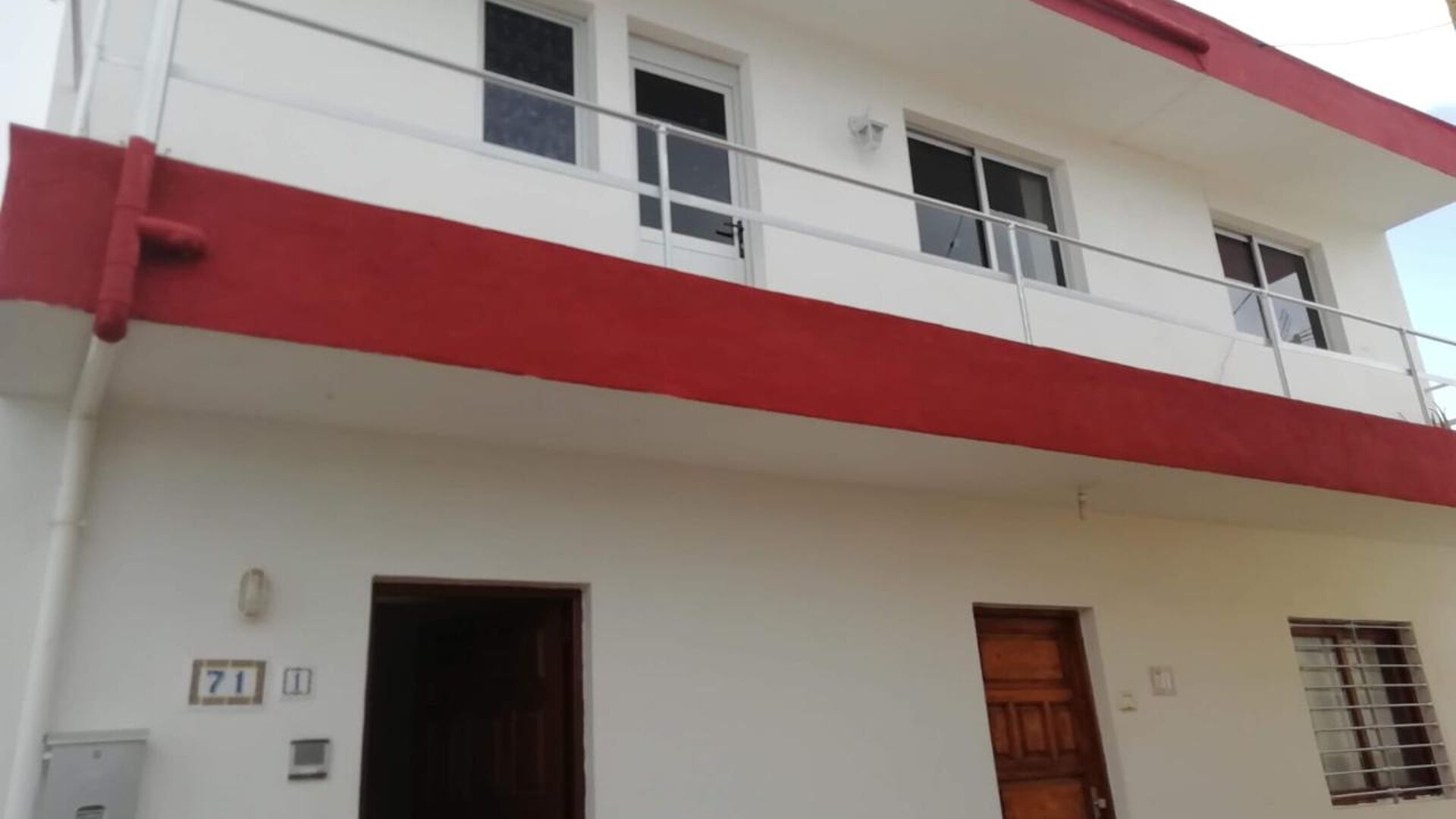 Casa terrera con dos viviendas.